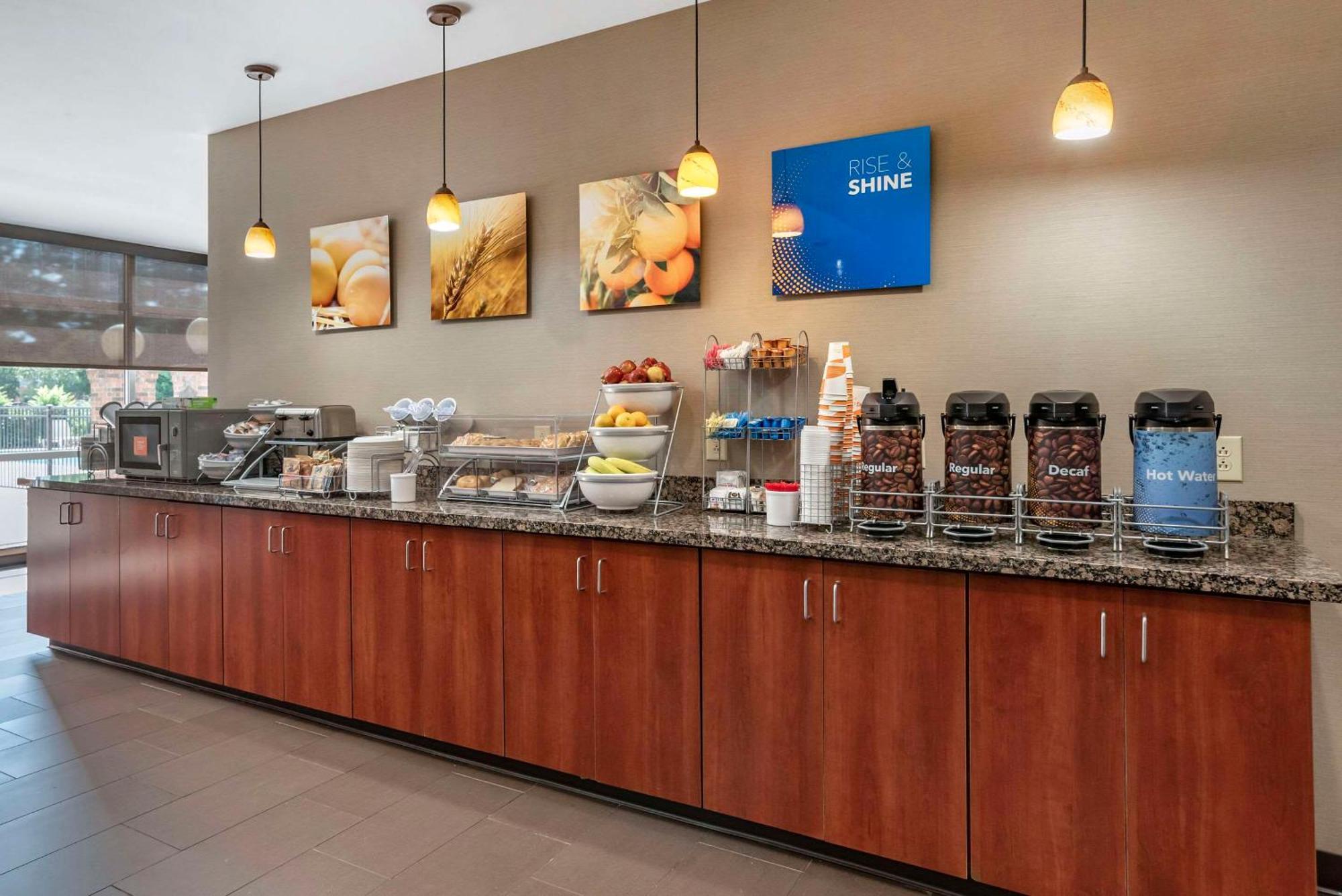 Luckney Comfort Suites Airport מראה חיצוני תמונה