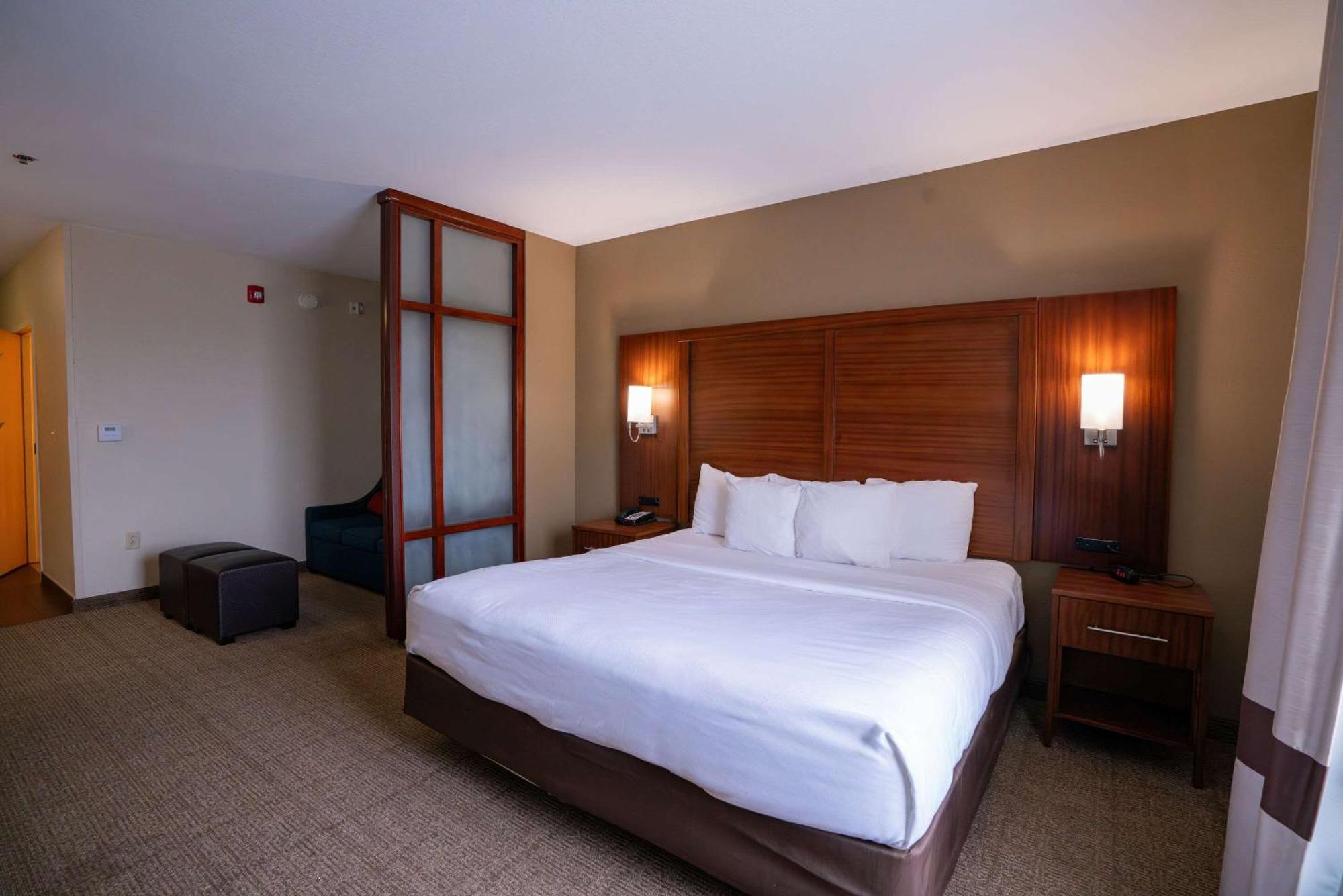 Luckney Comfort Suites Airport מראה חיצוני תמונה
